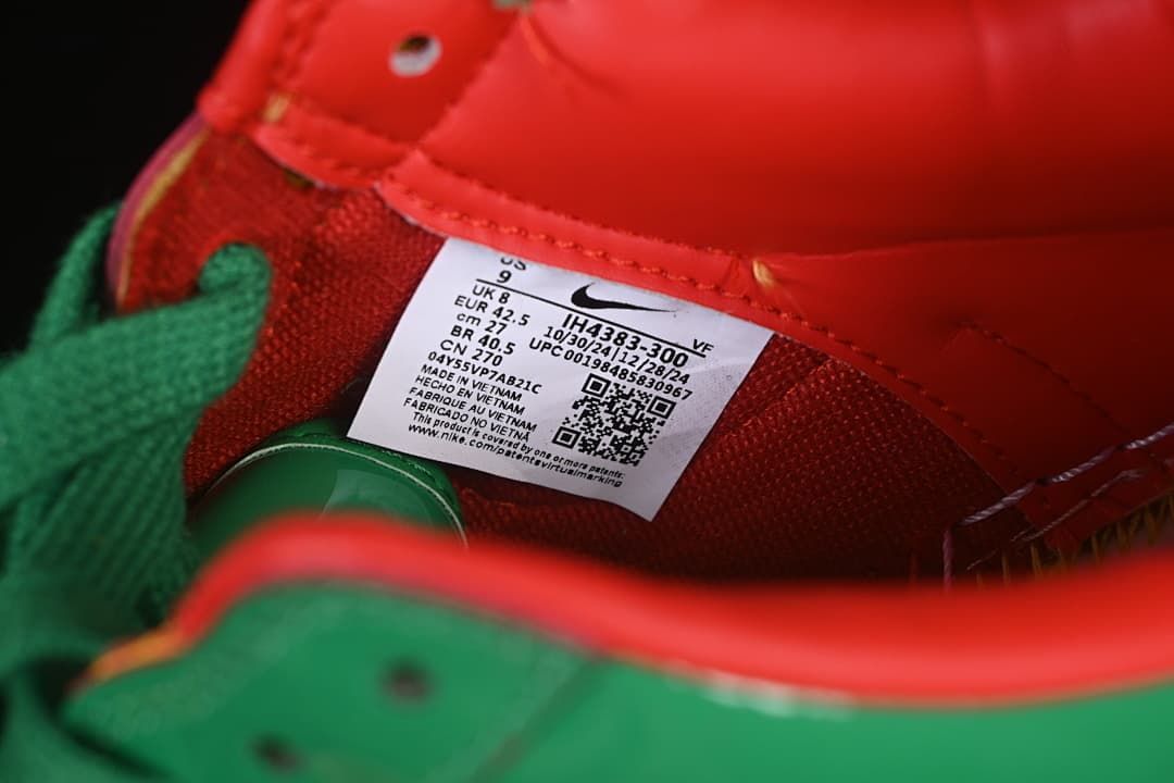Shoe size label showing EU 42.5 and style code IH4383-300