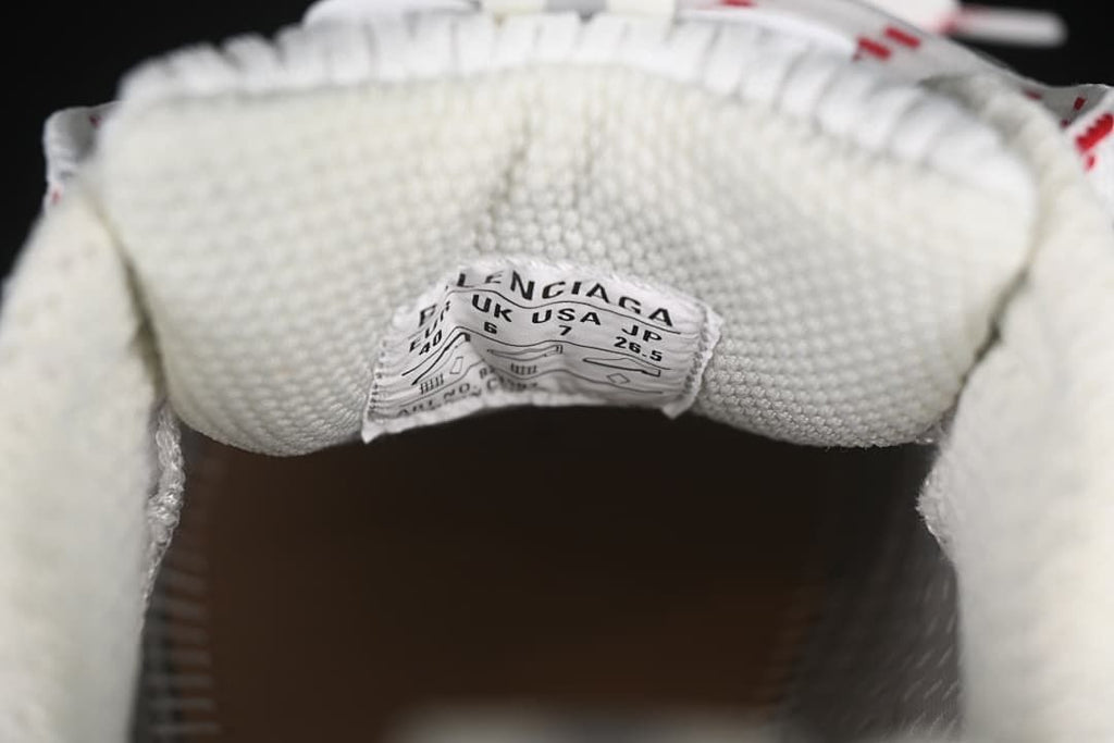 Close-up of the shoe tongue size label
