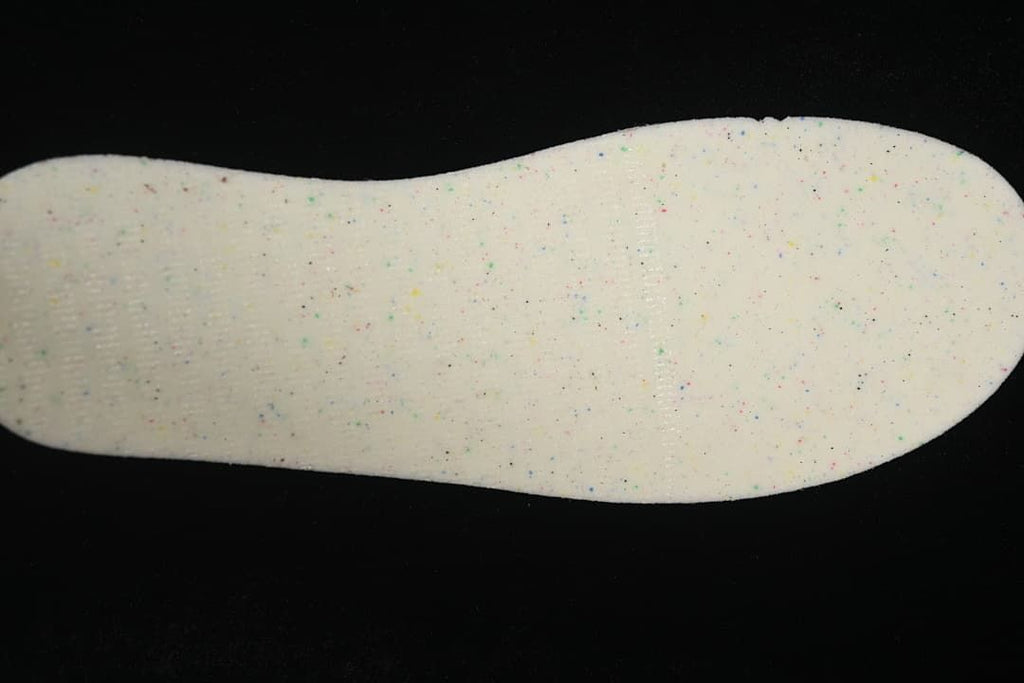 Light insole with multicolor speckled pattern
