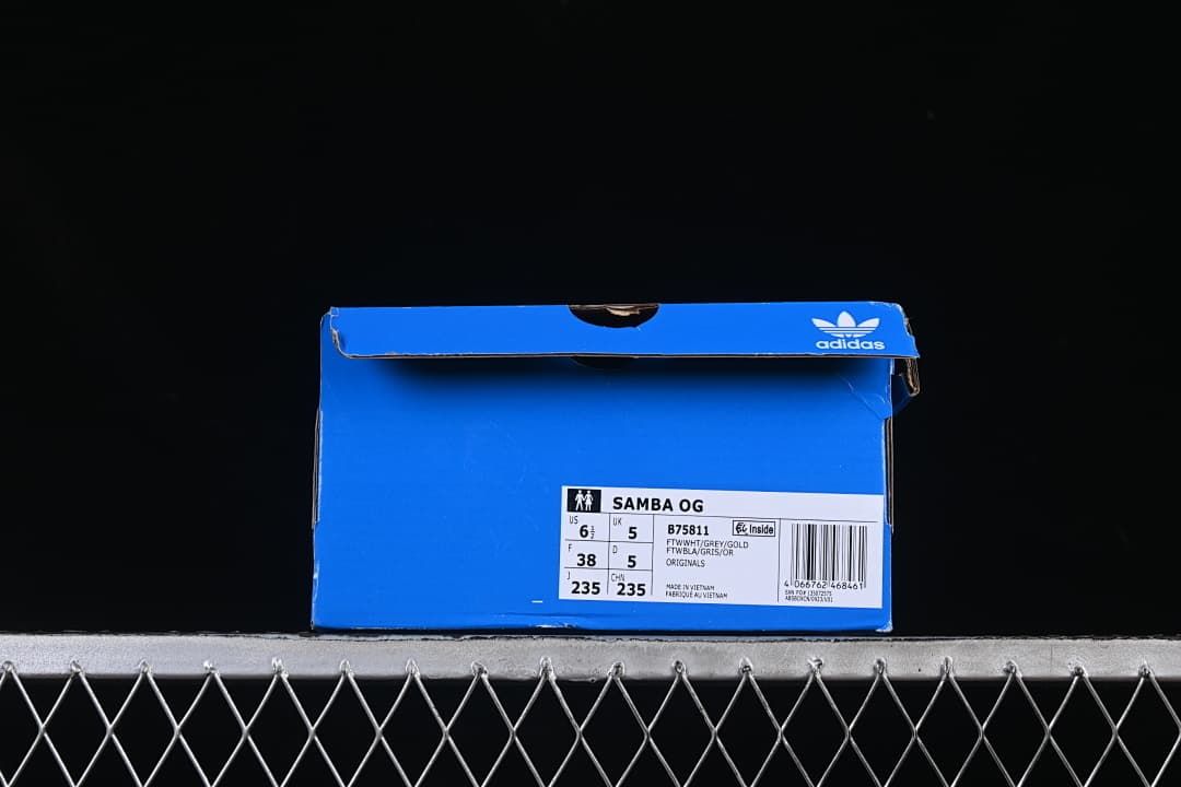 Blue shoe box label showing Samba OG model code B75811 and sample size details