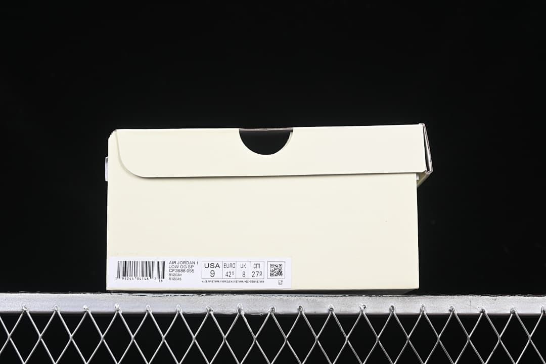Shoe box label showing Air Jordan 1 Low OG SP and EU 42.5