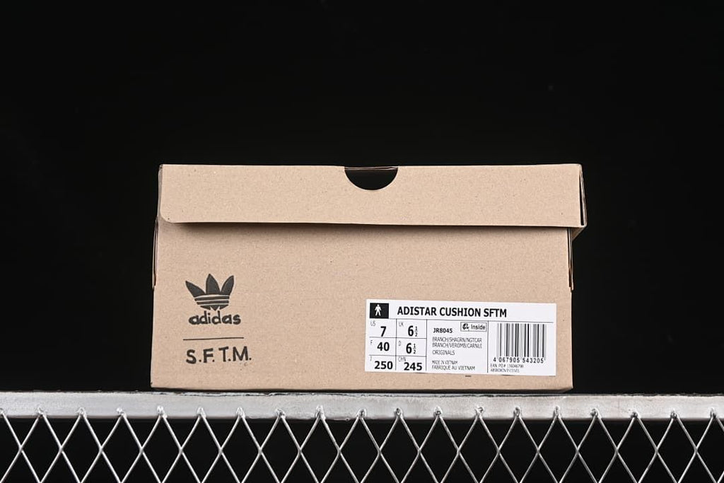 Shoe box label identifies the model as Adistar Cushion SFTM and shows EU size 40.