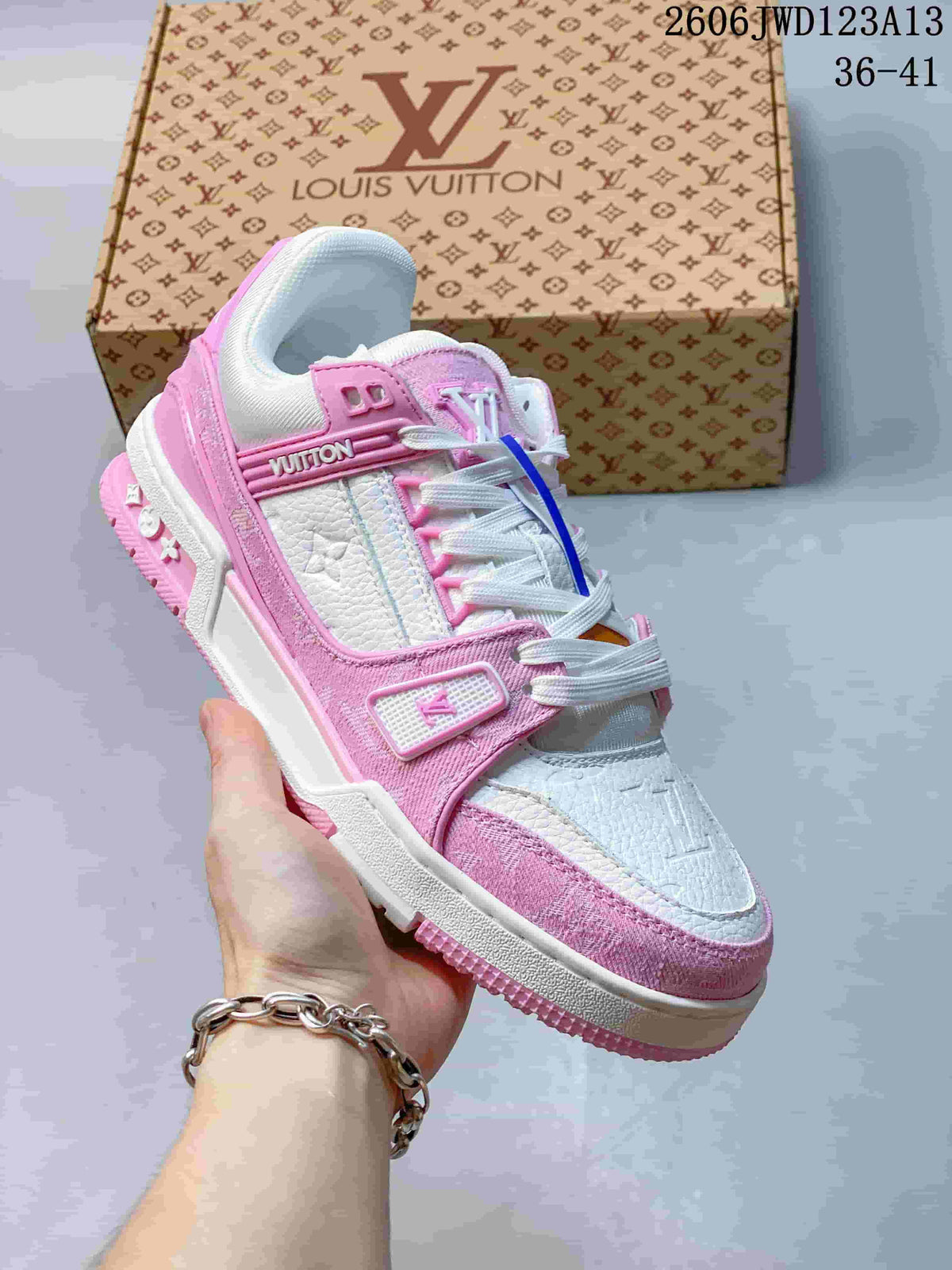 Angled view of the pink-and-white low-top sneaker highlighting its layered upper and two-tone sole; image text shows code 2606JWD123A13 and sizes 36–41.