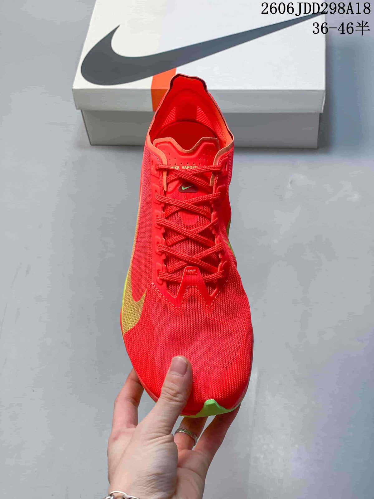 Top view of the red lace-up running shoe with gold-toned Swoosh detail; image overlay shows a 36–46.5 size range.