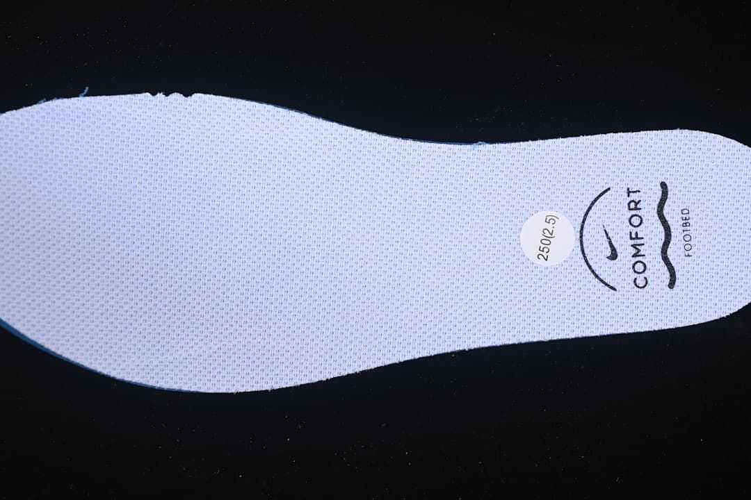 White shoe insole with a 250 (EU 40) size sticker