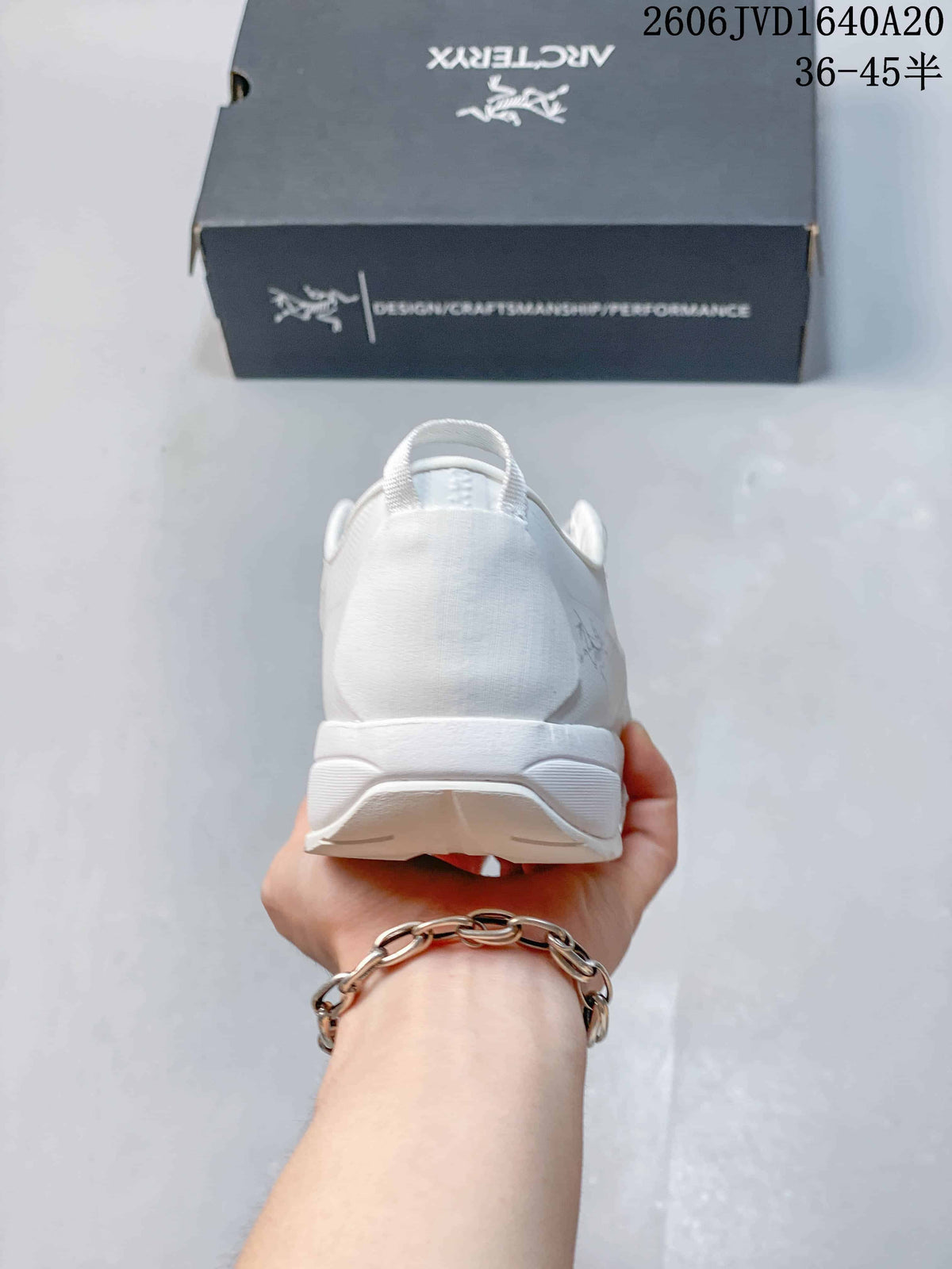 Rear view of the white shoe showing its heel pull loop and outsole; image overlay lists sizes 36–45.5.