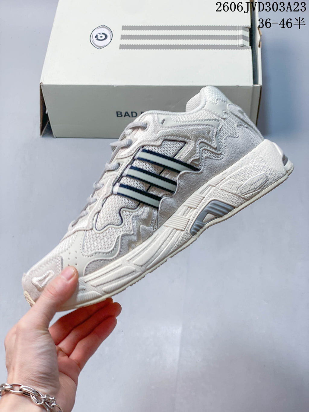 Side view of the cream sneaker with layered panels and dark stripes; image overlay states size range 36–46.5.