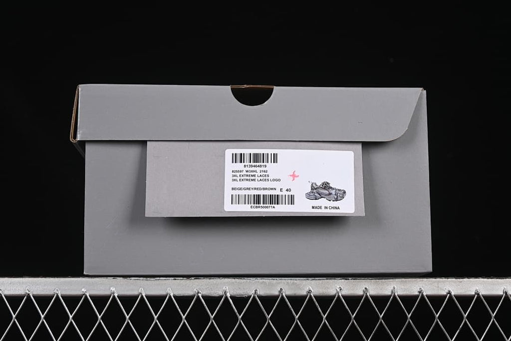 Shoebox label identifying the 3XL Extreme Lace Logo style and beige, gray, red, and brown color description