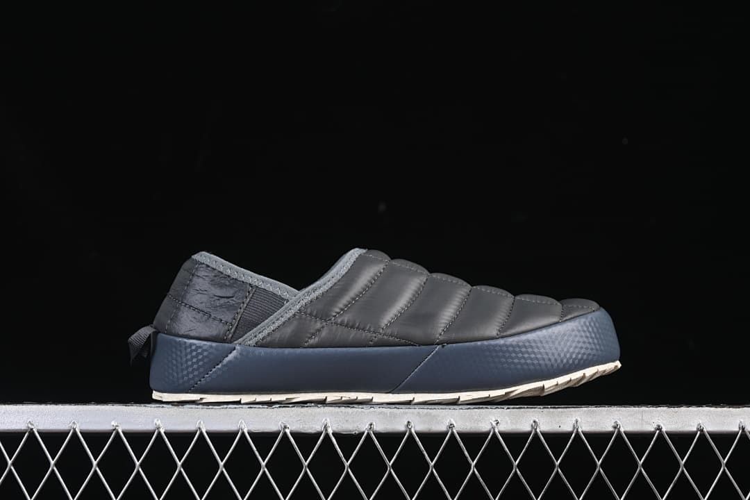 Side profile highlighting the quilted upper and blue sidewall