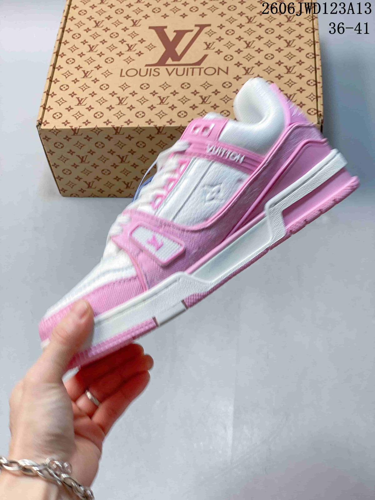 Side view of the pink-and-white low-top sneaker showing layered panels and laces; image text shows code 2606JWD123A13 and sizes 36–41.