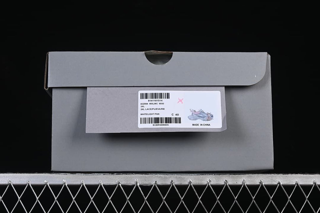 Box label showing the 3XL name, white and light pink color description, and size 40.