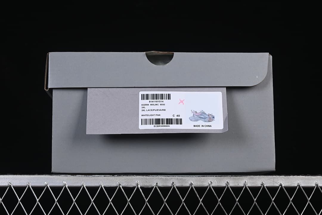 Box label showing the 3XL name, white and light pink color description, and size 40.