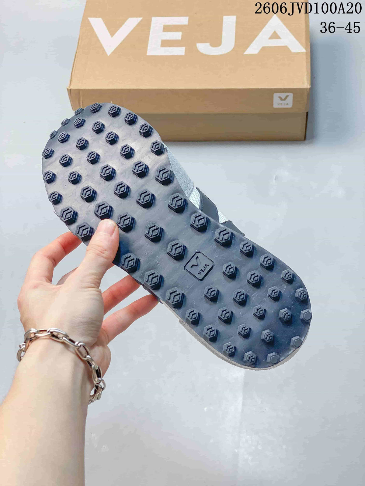 Close-up of the dark textured outsole and Veja box; image overlay reads 36–45.