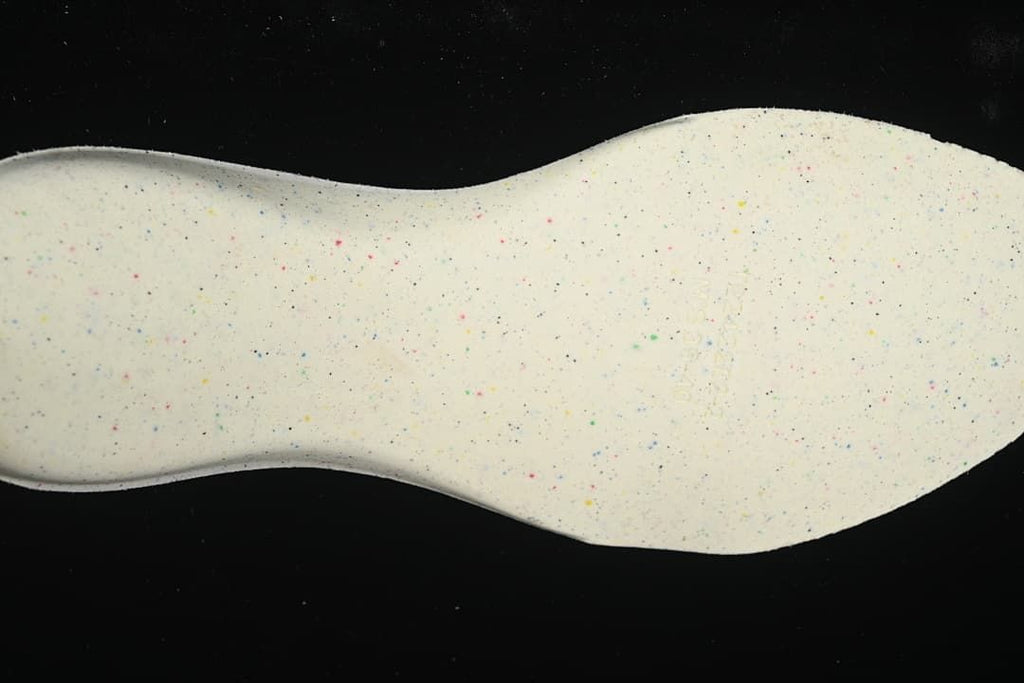 Close-up of the light-colored insole with multicolor speckling
