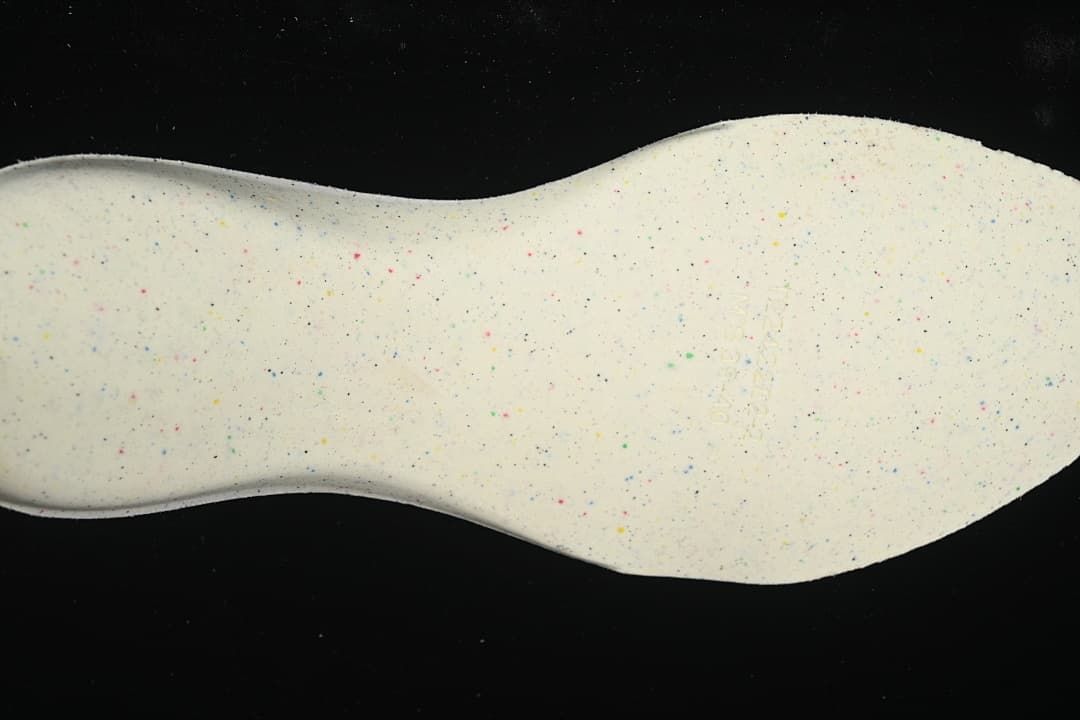 Close-up of the light-colored insole with multicolor speckling