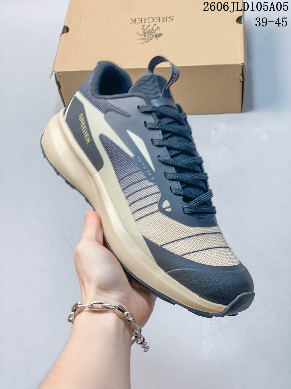 Angled side view of a SREGIEK Norvan 2556 GTX sneaker in navy and beige; image text shows sizes 39–45.