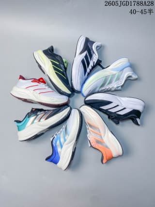 Several color combinations of the training shoe arranged together; the background box label shows 40–45.