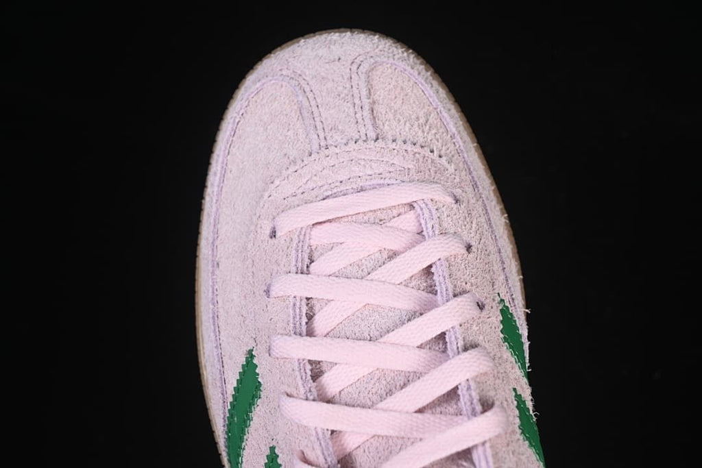 Top view of the sneaker toe and lacing