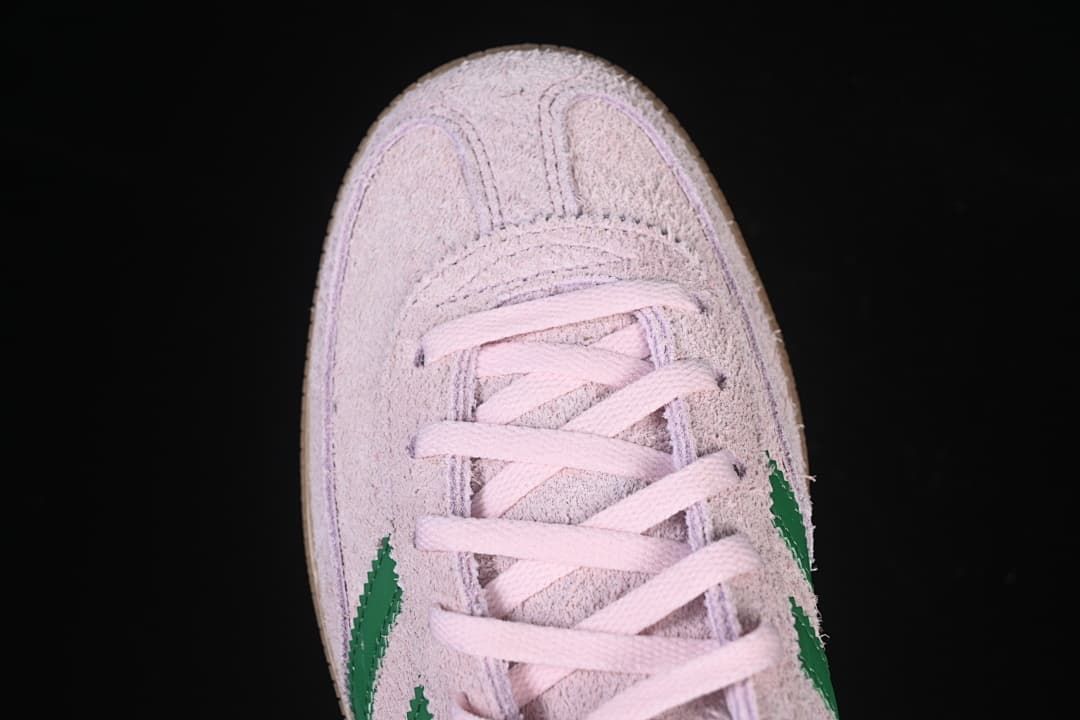Top view of the sneaker toe and lacing