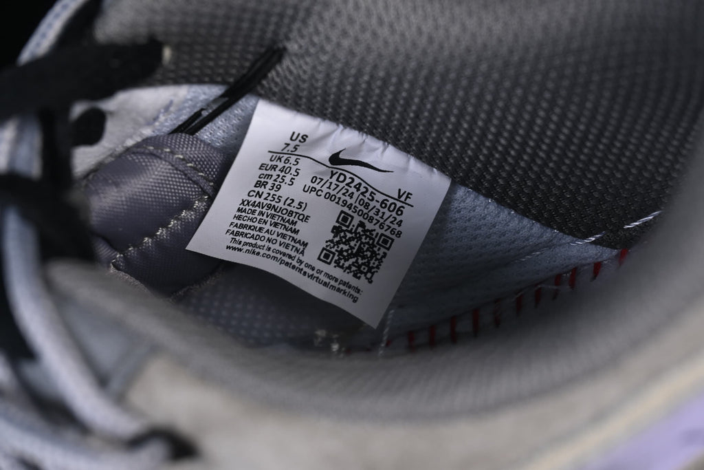 Interior shoe label showing style code YD2425-066 and a sample size of EU 40.5