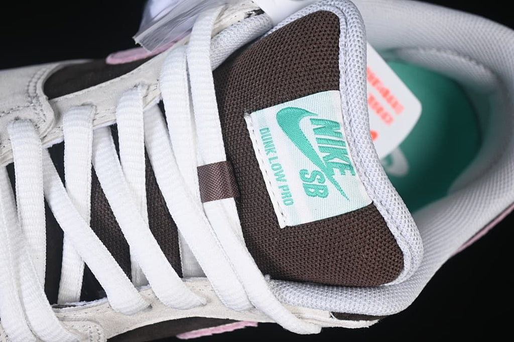 Close-up of the tongue label, laces and padded collar