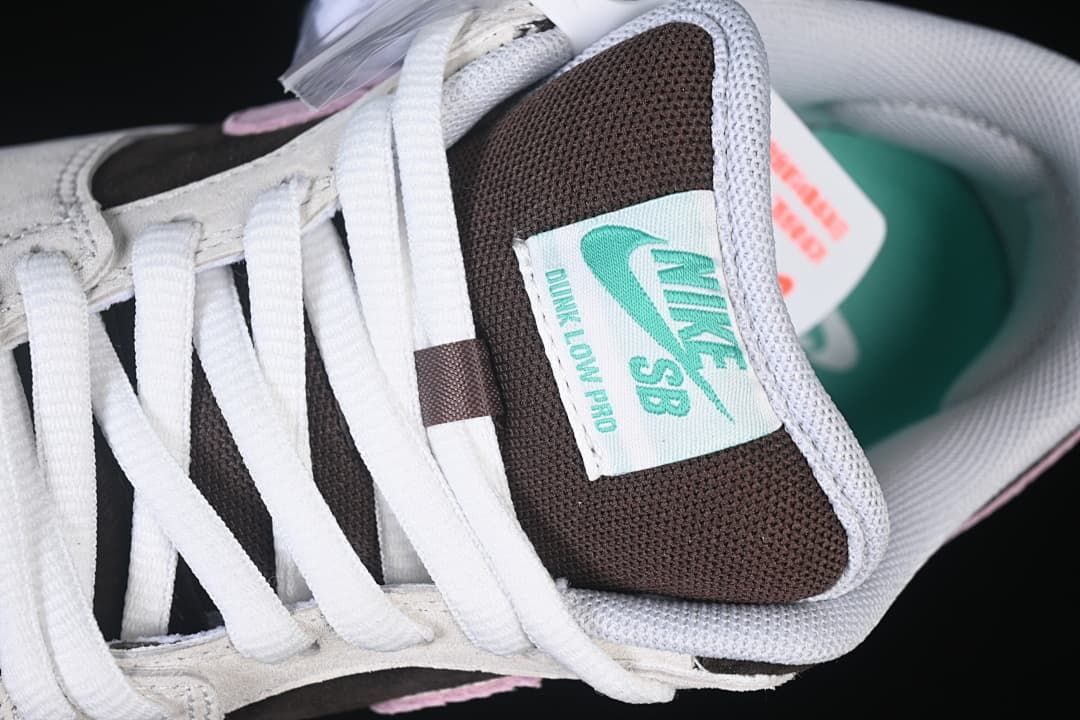 Close-up of the tongue label, laces and padded collar