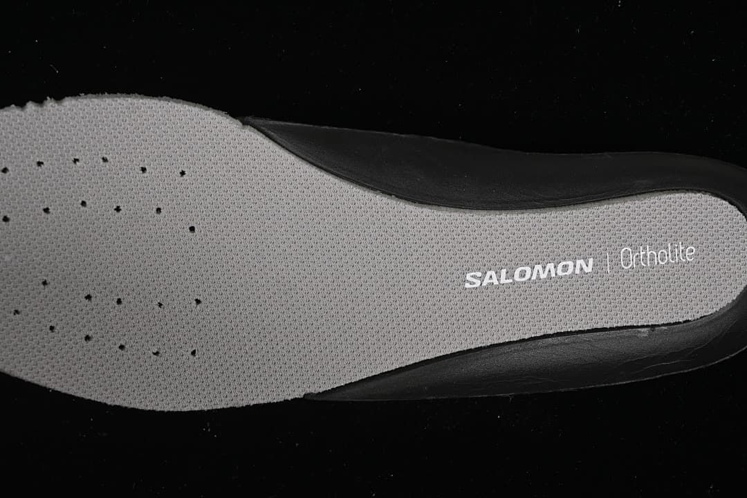 Close-up of the insole with Salomon branding
