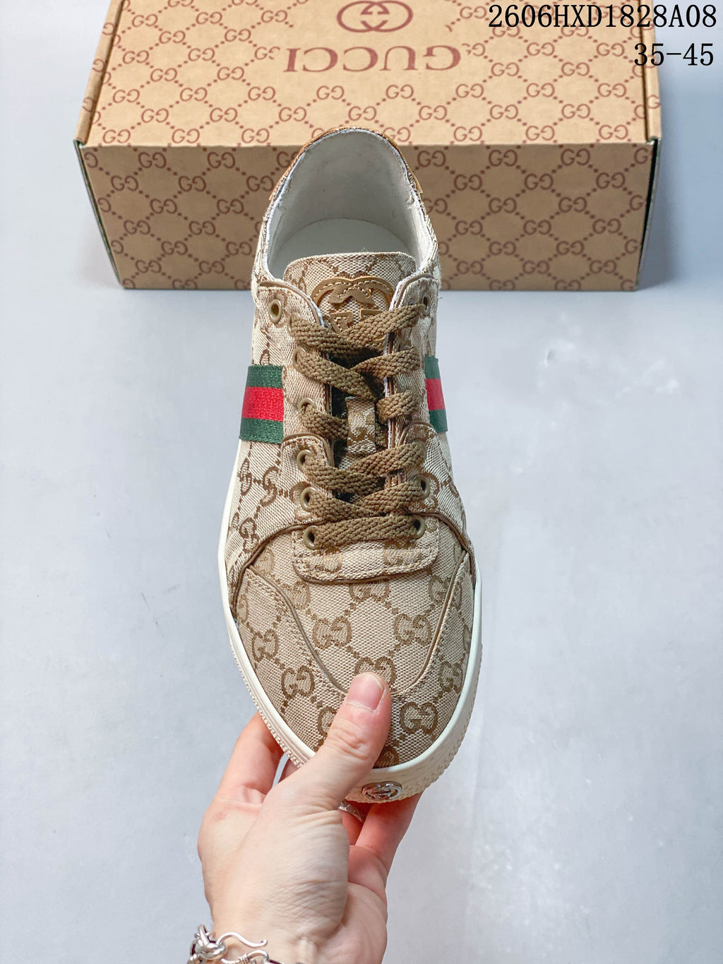 Top view of the patterned lace-up sneaker with green-and-red side details; the image overlay states 35–45