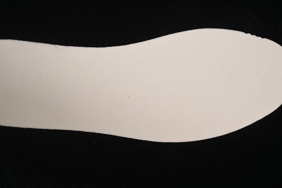 Plain light-colored shoe insert shown separately