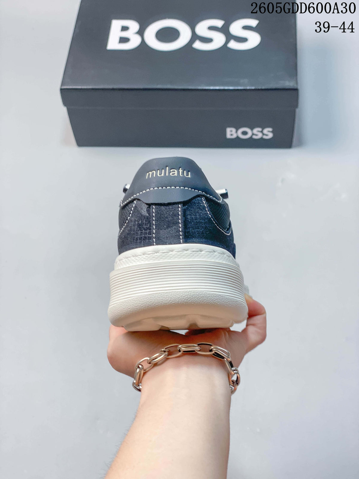 Rear view of a navy sneaker showing its heel panel and thick off-white sole; image overlay states sizes 39–44.