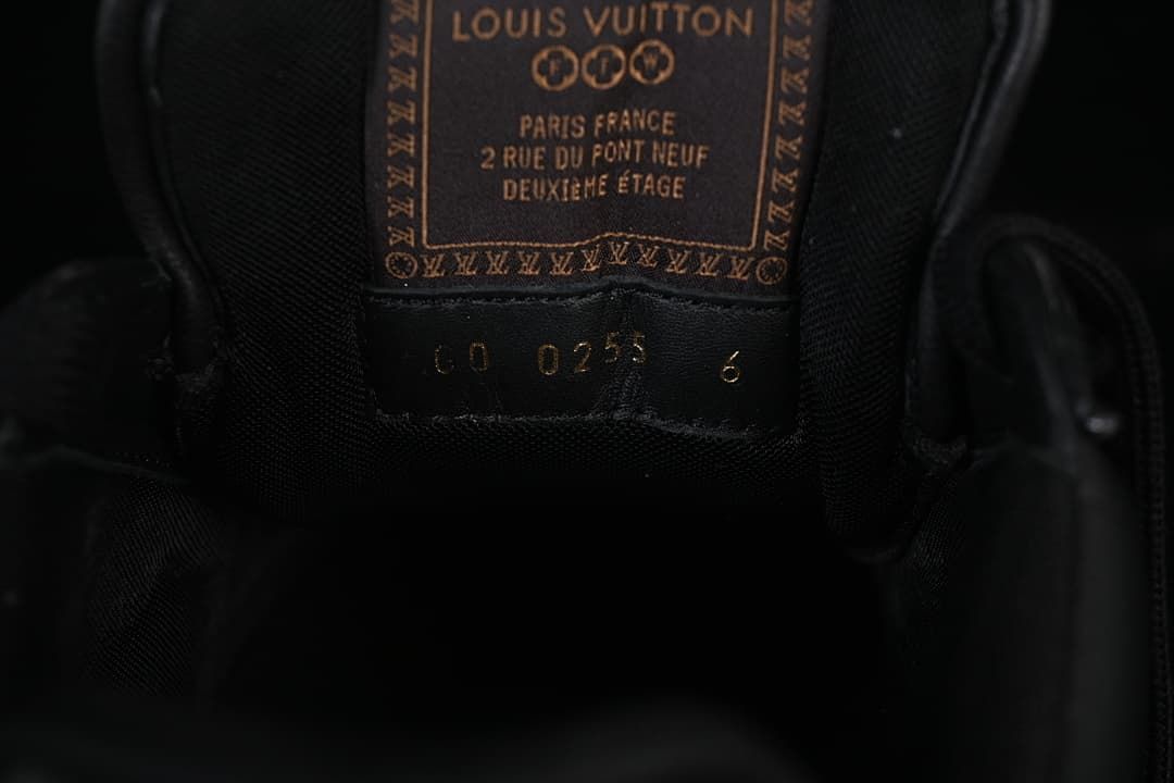 Interior tongue label with a visible size marking of 6