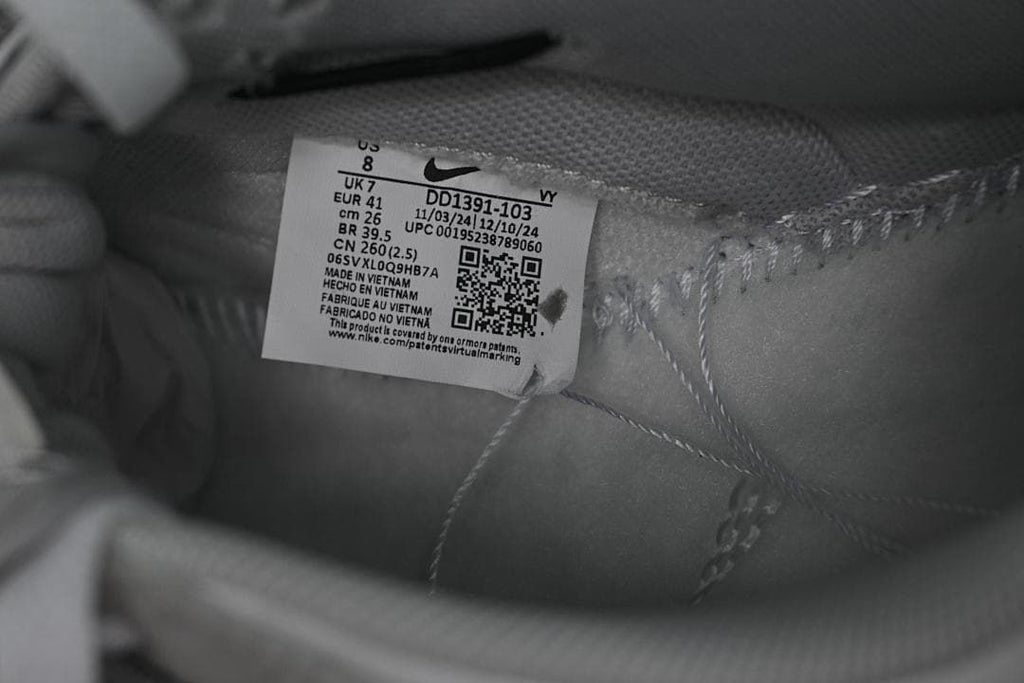 Interior size label showing EU 41 and style code DD1391-103