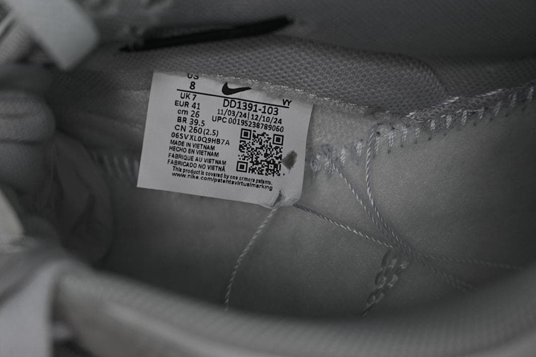 Interior size label showing EU 41 and style code DD1391-103