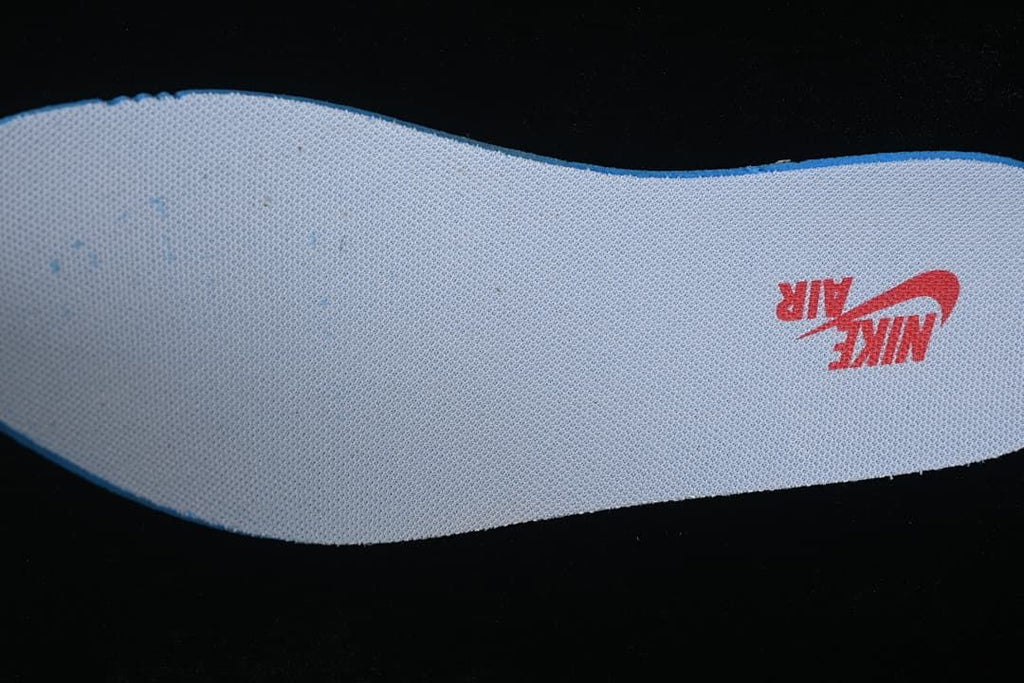 Light-colored insole with a red Nike Air mark