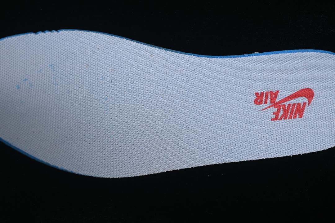 Light-colored insole with a red Nike Air mark