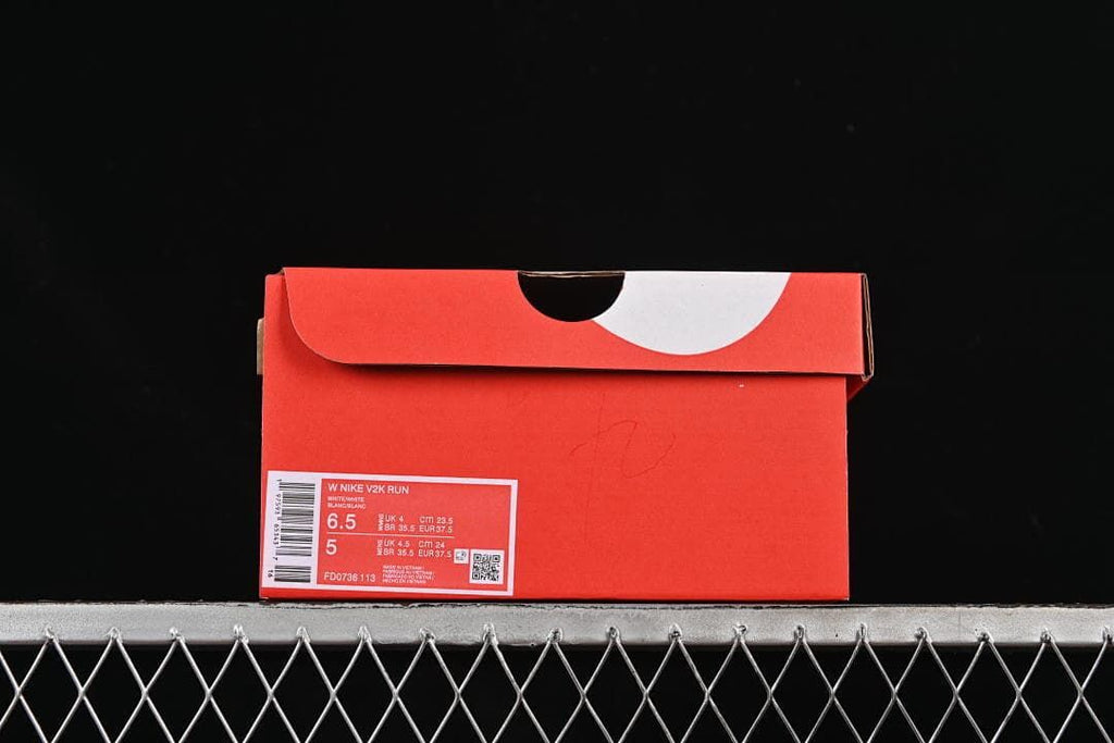 Red shoe box with a visible V2K Run label and size details
