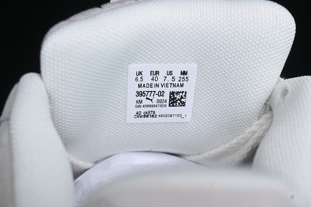 Tongue size label showing EU 40, UK 6.5, US 7.5 and 255 mm.