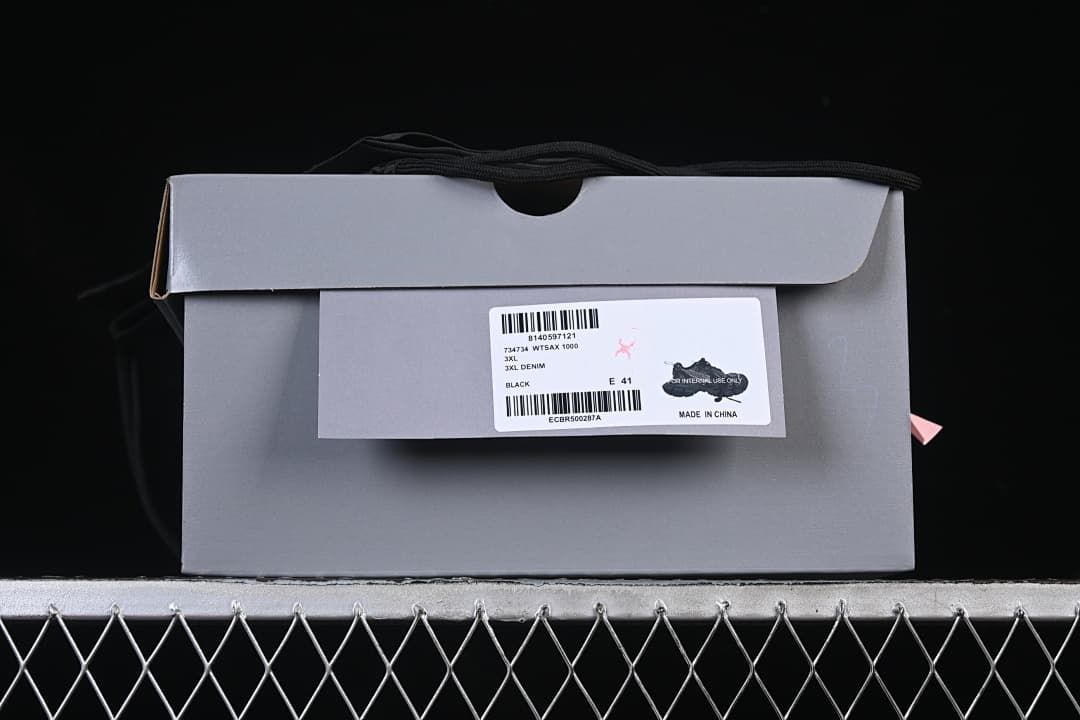Shoebox label showing 3XL Denim, black, and sample size EU 41.