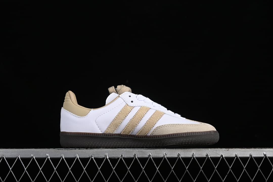 Side profile highlighting the beige stripes, toe overlay and dark outsole
