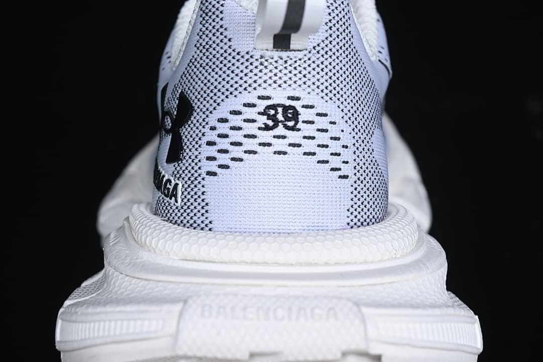 Rear view of the sneaker showing heel branding, pull tab and size 39 marking.
