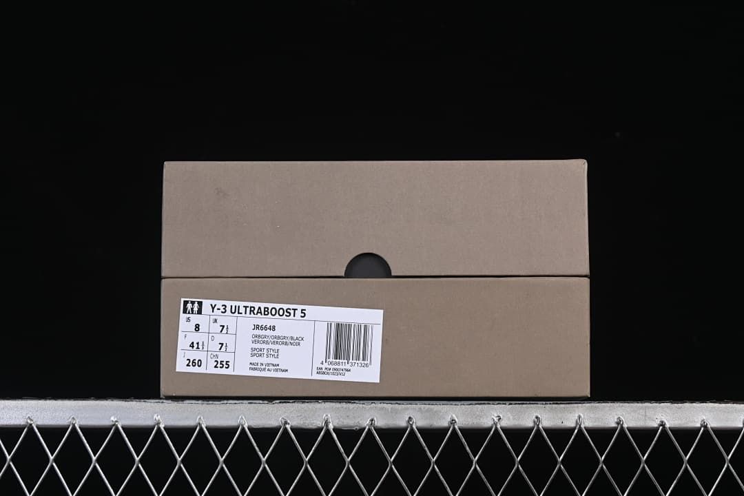 Shoebox label identifying the Y-3 Ultraboost 5, style JR6648, and sample size
