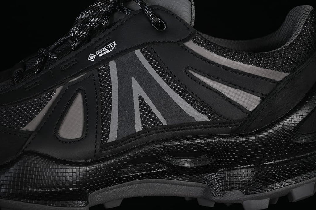 Close-up of the shoe side with GORE-TEX marking and grey accents