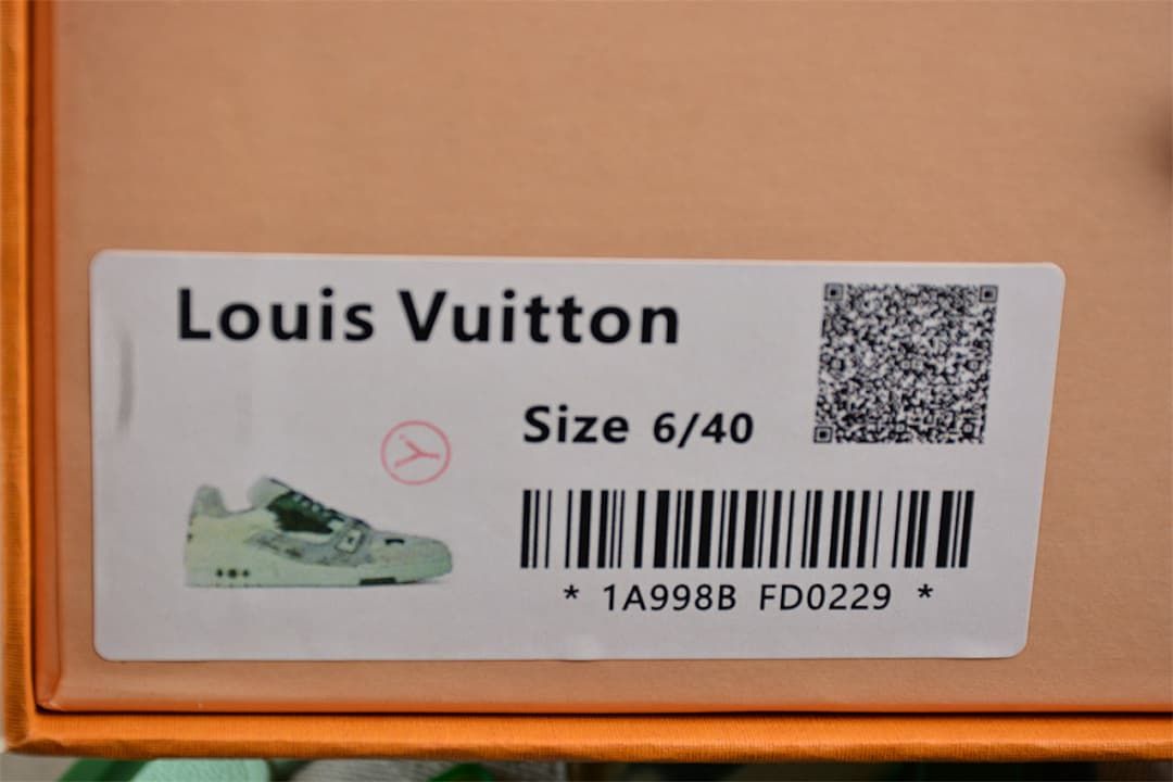 Shoebox label showing Louis Vuitton and size 6/40.