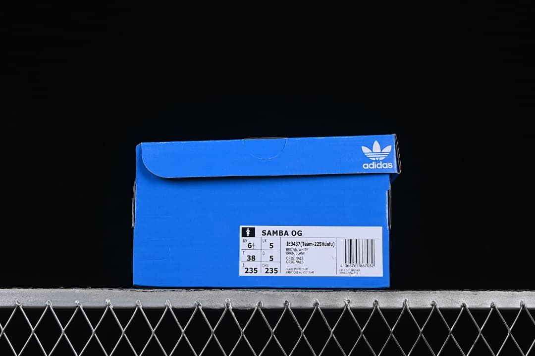 Blue shoe box label identifying the Samba OG, style IE3437, and sample size EU 38.
