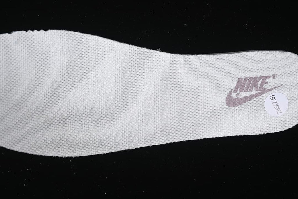 Close-up of the insole with a visible size sticker reading 265 (2.5)