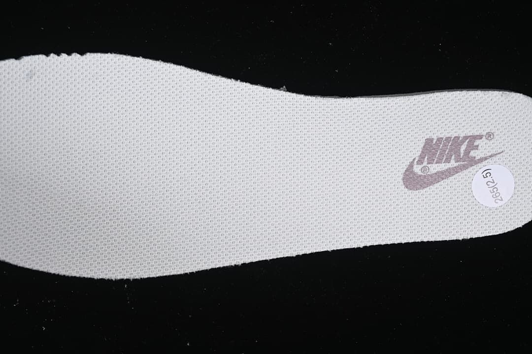 Close-up of the insole with a visible size sticker reading 265 (2.5)