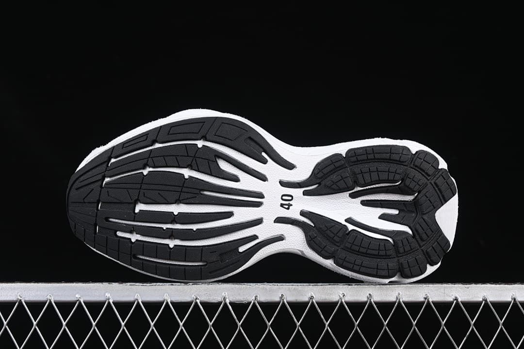 Black-and-white outsole with size 40 marking
