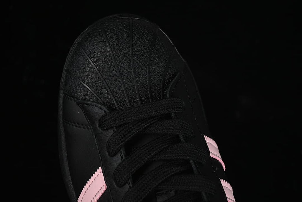 Top close-up of the textured shell-toe style front and black laces