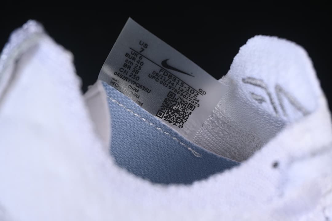 Close-up of the shoe size label showing US 7, UK 6, EUR 40, CM 25, and CN 250