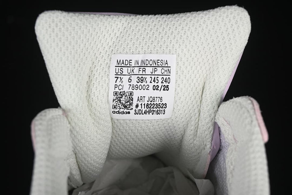 Inside tongue label showing size and article number JQ8776